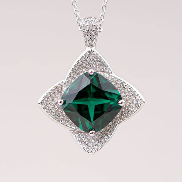 CHIC EMERALD CRYSTAL WITH SILVER CHAIN