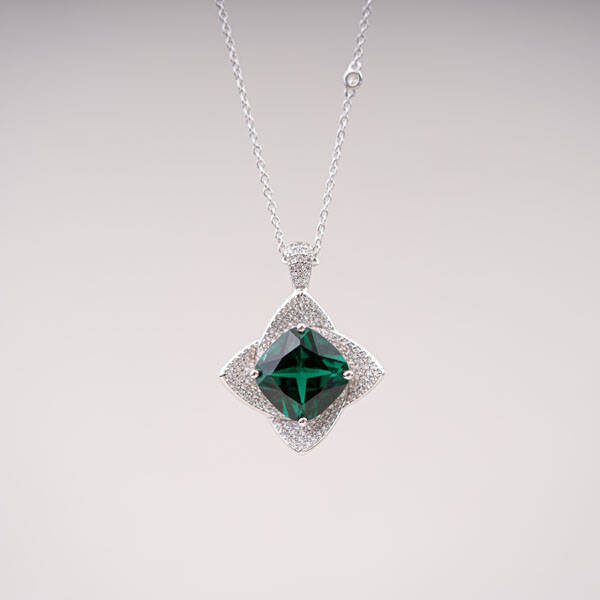 CHIC EMERALD CRYSTAL WITH SILVER CHAIN