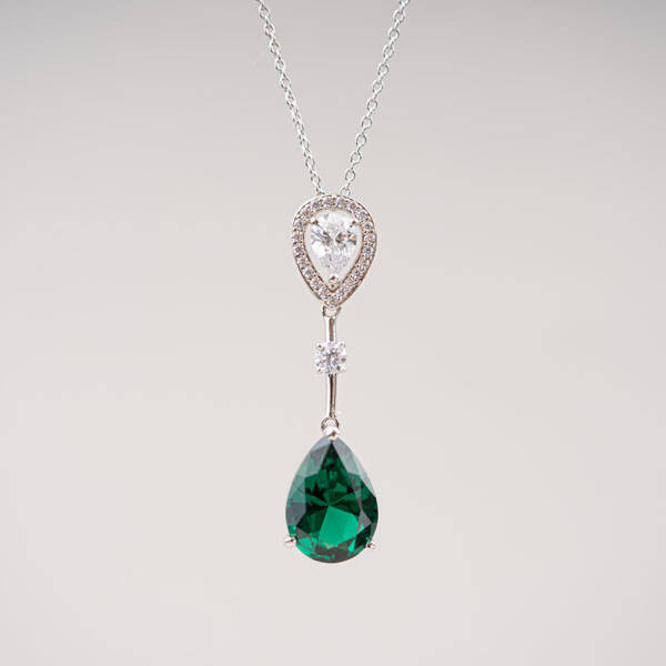 EMERALD CRYSTAL ALLURE WITH SILVER CHAIN