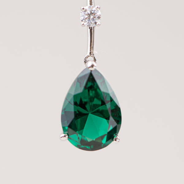 EMERALD CRYSTAL ALLURE WITH SILVER CHAIN